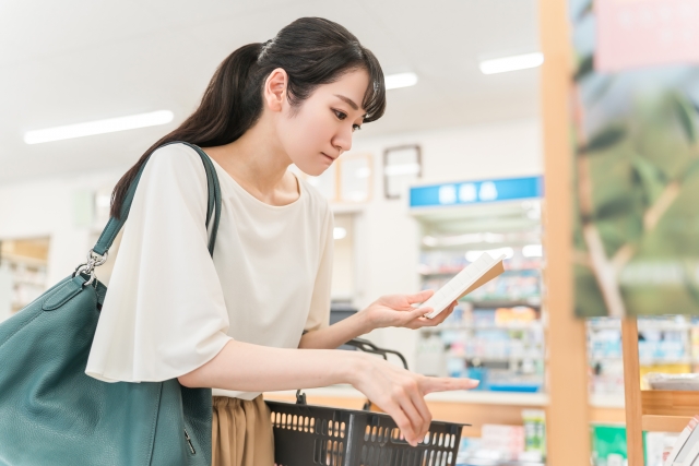 内科の診察室で医師と話すイメージ