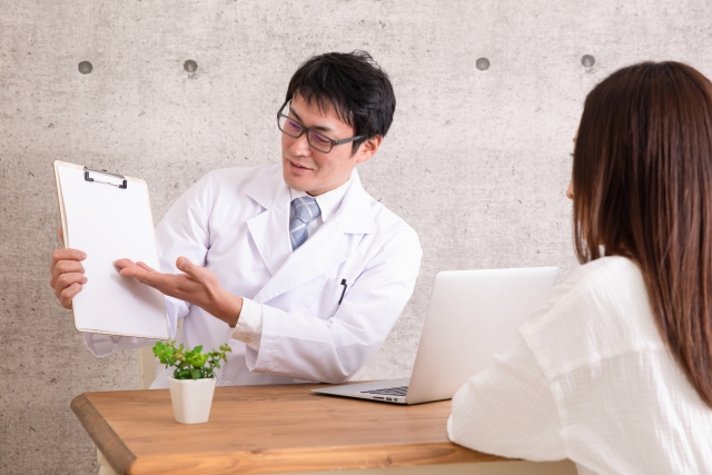受診の目安を確認するイメージ